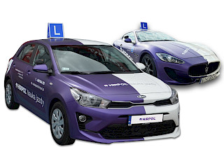 Zdjęcie przedstawiające dwa samochody do nauki jazdy